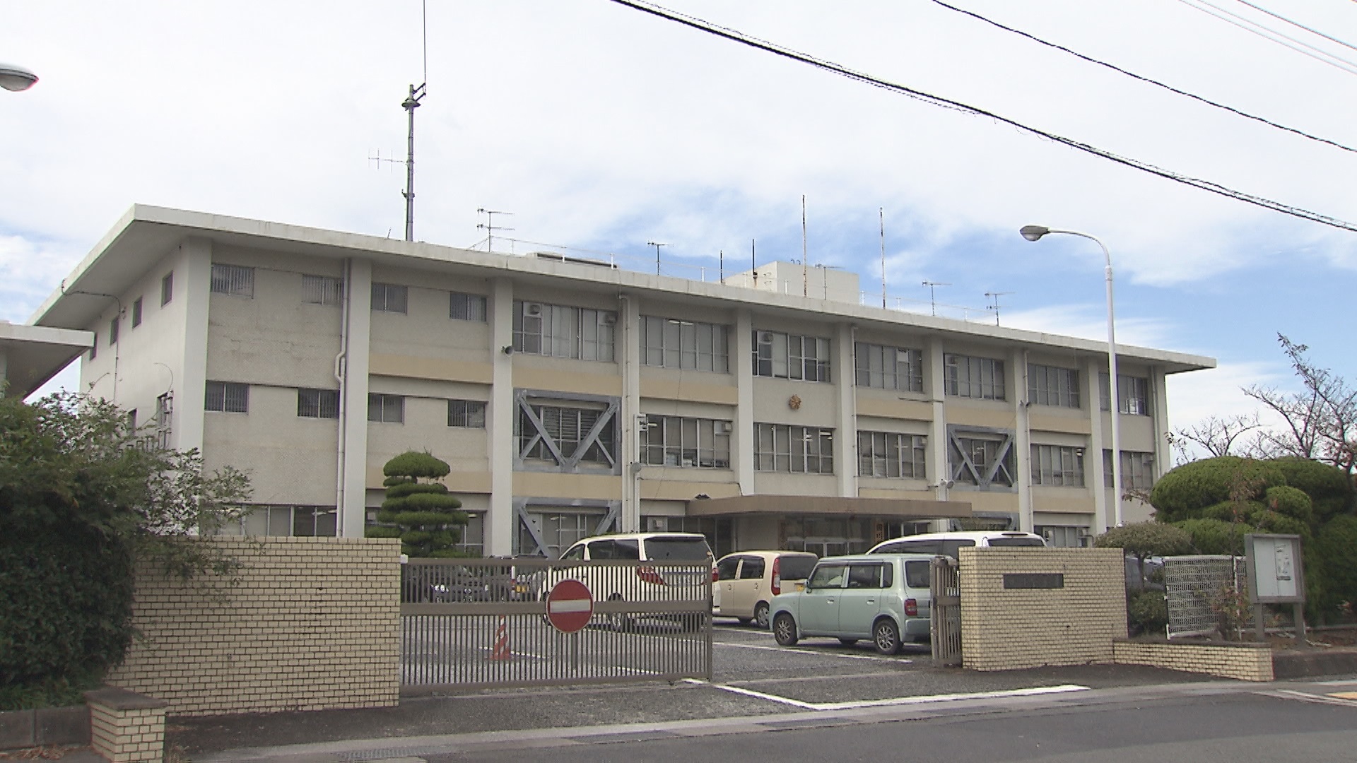 覚醒剤使用疑いの女性が乗る車が警察署へ…追従するパトカーの前に別の車が割り込み妨害　2台とも逃走　福岡・川崎町