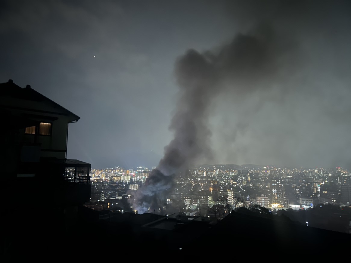 【速報】「1階から煙が出ている」との通報　小倉北区の住宅で火事か　消防が消火活動にあたる　福岡・北九州市