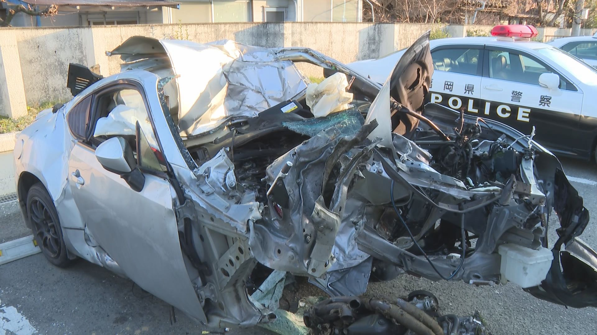 スポーツカーが大破し炎上　道路わきの電柱に衝突　助手席の専門学校生（20）が死亡　男性3人が乗車　福岡・八女市