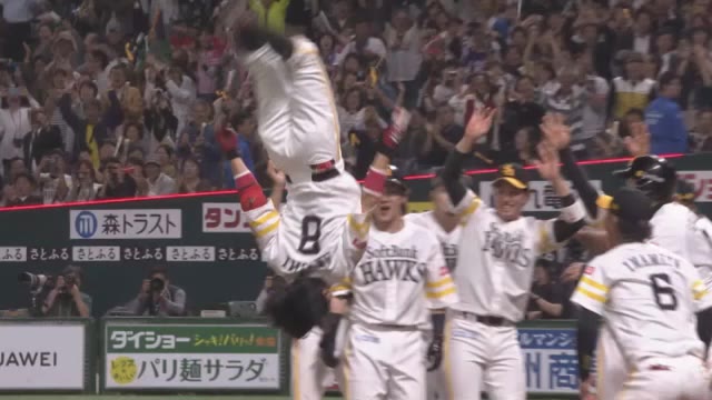 ソフトバンク19年目の明石健志が今季限りで引退　"ダイエー戦士"最後の野手、バック宙ホームインも